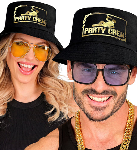 Hoed bucket party crew gedragen door dame en heer op een feest