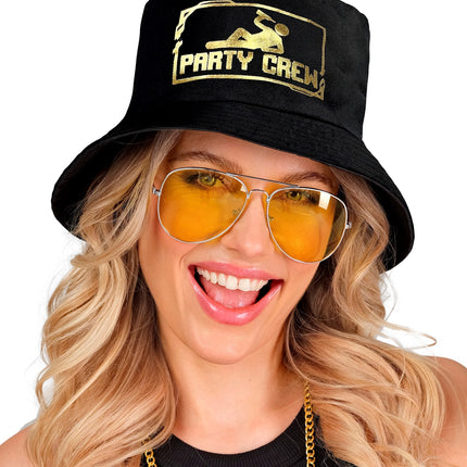 Hoed bucket party crew gedragen door een vrouw, zwarte hoed met goudkleurige print