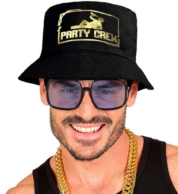 Hoed bucket party crew op het hoofd van een man, gouden Party Crew-print op de voorkant