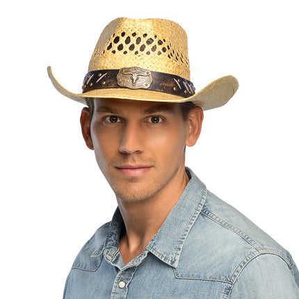 Hoed Maverick bruin cowboy gedragen door een man, met opengewerkte bol en band met stierenkop voor een westernfeest