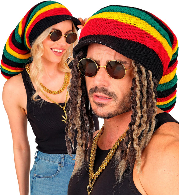 Hoed tam rasta gedragen door dame en heer op een reggaefeest