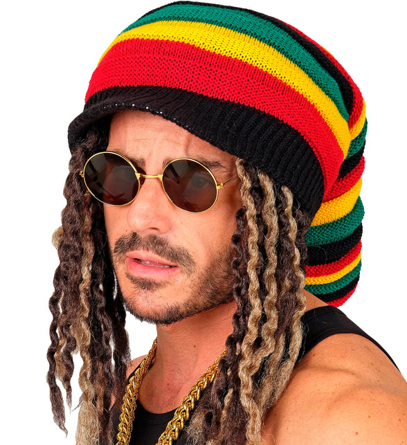 Hoed tam rasta op het hoofd van een man, ruime bol die naar achteren valt