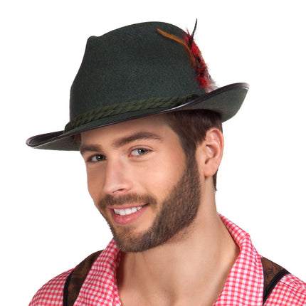 Hoed Walter groen op model, tirolerhoed met rood-zwarte veren en gedraaid koord voor Oktoberfest