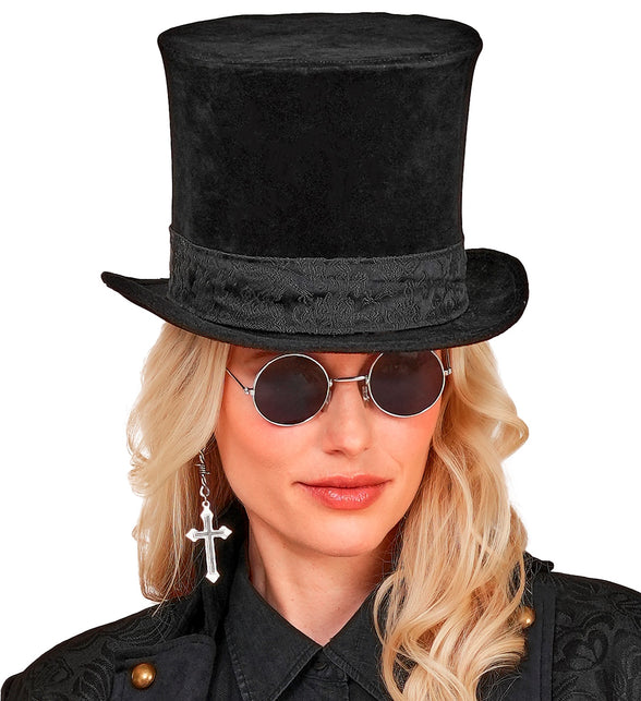 Hoge hoed bel kroon fluweel zwart bij een damesoutfit met ronde donkere bril