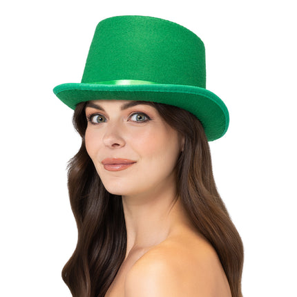 Hoge hoed Colin groen gedragen, met satijnen band en opgekrulde rand, voor carnaval of St. Patrick's Day