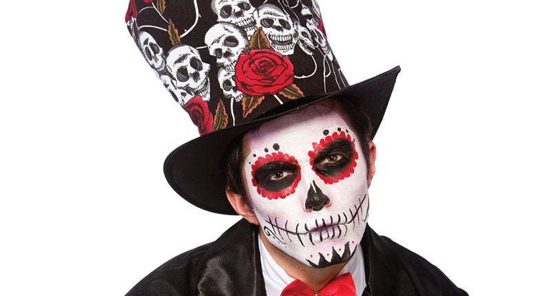 Hoge hoed day of death luxe met witte doodskoppen en rode rozen op de zwarte bol, gedragen met sugar-skullschmink op Halloween
