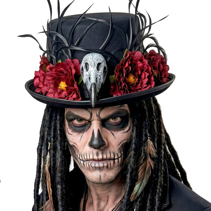 Hoge hoed voodoo op heren look, close-up van schedel en rode bloemen op de rand