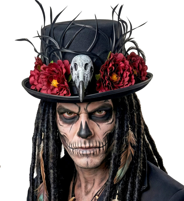 Hoge hoed voodoo op heren look, close-up van schedel en rode bloemen op de rand