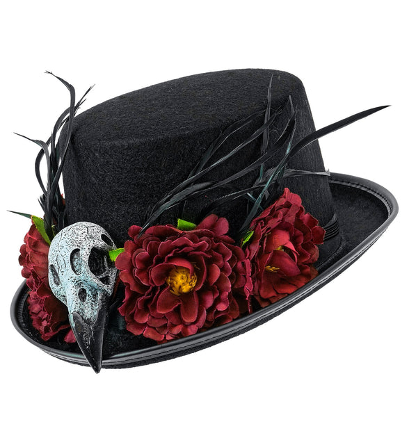 Hoge hoed voodoo zwart met gierschedel, bordeauxrode bloemen en zwarte veren, schuin vooraanzicht