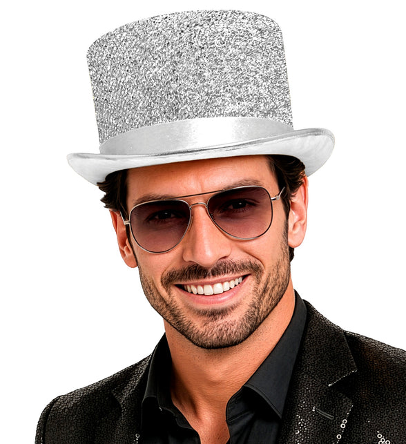 Hoge hoed zilver glitter lurex op het hoofd van een man, rechte bol met witte rand