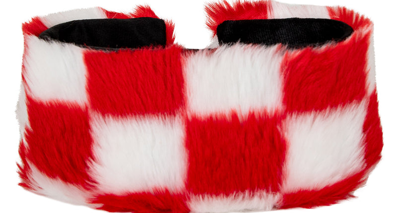Hoofdband rood wit geblokt van langharig nepbont met grof blokpatroon, voor carnaval