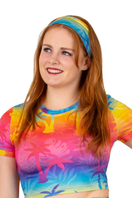 Hoofdband tropicana met palmbomen en bladeren in regenboogkleuren, gedragen op een tropisch themafeest