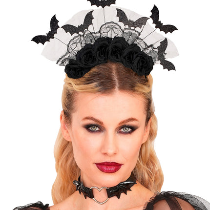 Hoofdband vleermuizen en zwarte rozen op opgestoken haar, met donkere make-up voor Halloween