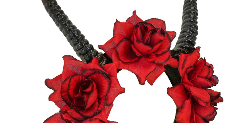 Hoofddeksel met hoorns en rode rozen, zwart-rode gebogen hoorns op haarband met stoffen rozen