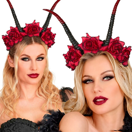 Hoorns met rode rozen gedragen door twee modellen, hoorns rijzen hoog boven het haar uit