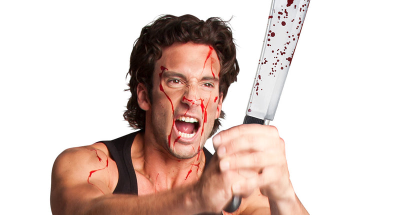 Horror machete van 53 cm met bloedspatten, vastgehouden door een man in een horrorlook voor Halloween