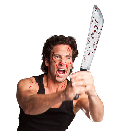 Horror machete van 53 cm met bloedspatten, vastgehouden door een man in een horrorlook voor Halloween