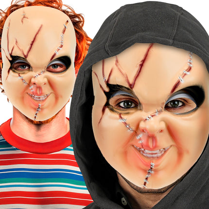 Horrorpop masker gedragen met rossige krulpruik en met zwarte capuchon voor Halloween