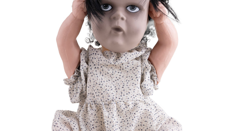 Horrorpop meisje van 40 cm met wit bloemetjesjurkje en zwarte krullen, halloweendecoratie