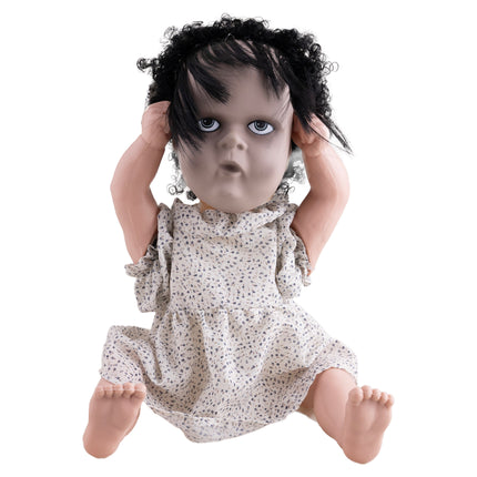 Horrorpop meisje van 40 cm met wit bloemetjesjurkje en zwarte krullen, halloweendecoratie