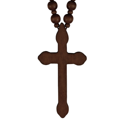 Houten kruis van de ketting Rosario bruin in close-up, met afgeronde punten aan de armen