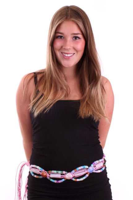 Ibiza riem roze met pastelkleurige kralen en franjes, geknoopt over een zwarte top voor een hippieoutfit