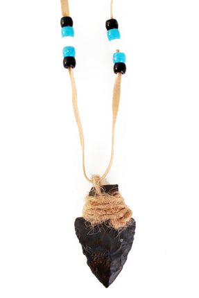 Indianen ketting met donkerbruine stenen pijlpunt aan beige koord met zwarte, witte en turquoise kralen