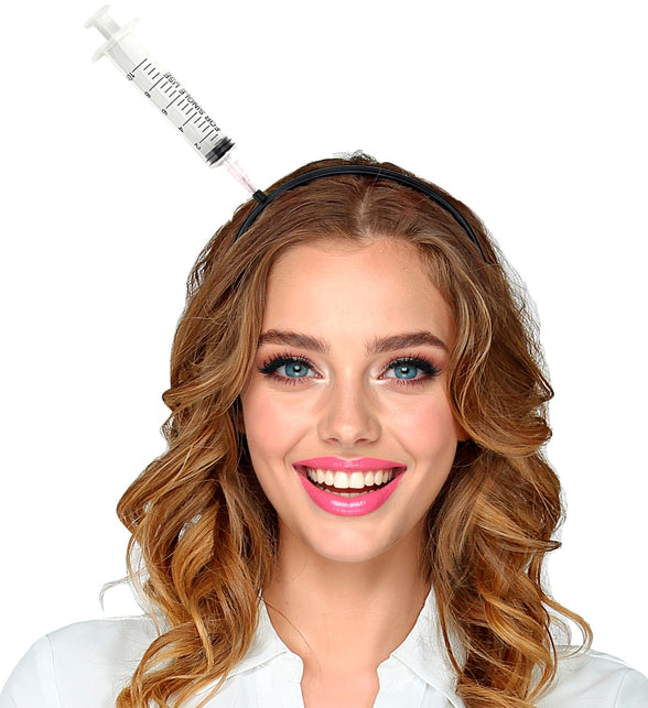 Injectienaald door hoofd bij dames: spuit schuin omhoog boven blonde krullen