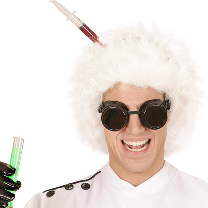 Injectienaald door hoofd bij een gekkewetenschapperlook met witte pruik en donkere bril