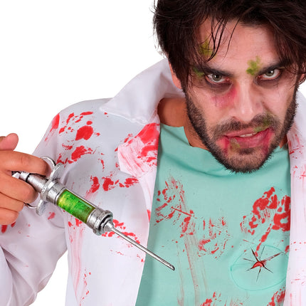 Injectiespuit in de hand van gestoorde arts, groene vulling en spitse naald zichtbaar