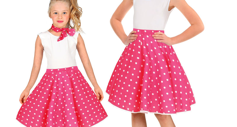 Jaren 50 rok roze wit Holly met witte stippen en halsdoek, gedragen door twee meisjes