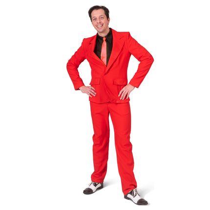 Joker James kostuum rood met rode jas, rechte broek en oranje stropdas, gedragen door een heer