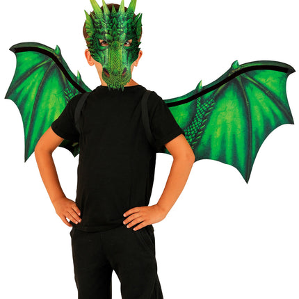 Jongen met groene drakenvleugels en drakenmasker voor Halloween of themafeest