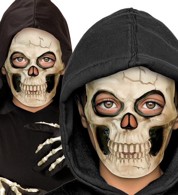 Jongen met schedel masker onder zwarte capuchon, oogkassen laten de ogen vrij