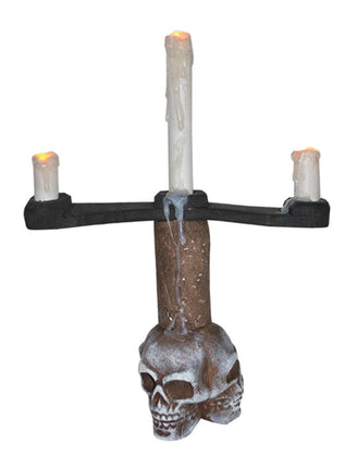 Kandelaar doodskop 32 cm grijs met drie druipende kaarsen en oranje vlampunten, Halloween tafeldecoratie