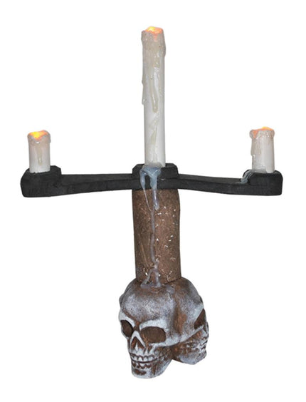 Kandelaar doodskop 32 cm grijs met drie druipende kaarsen en oranje vlampunten, Halloween tafeldecoratie