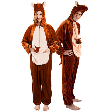 Kangoeroe kostuum gedragen door twee personen, bruine jumpsuit met crème buik en buidel