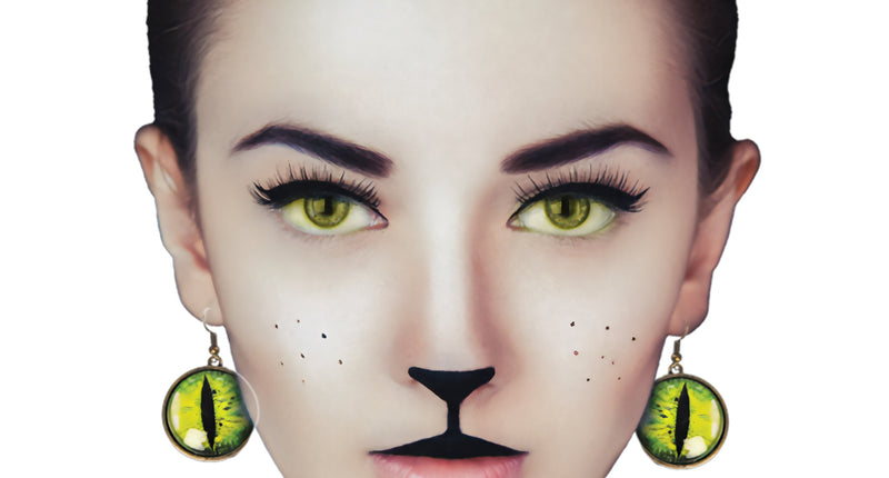 Kattenogen oorbellen geel met groene iris en zwarte spleetpupil, gedragen bij een kattenlook voor Halloween