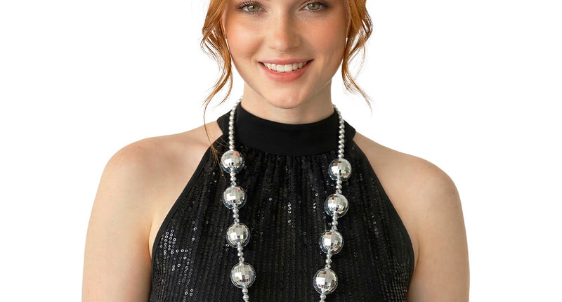 Ketting Disco queen zilver met spiegelbollen, lang gedragen door een dame op een zwarte top voor een discofeest
