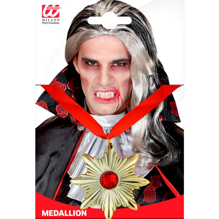 Ketting Dracula medaillon op verpakkingskaart, gedragen bij een vampierlook voor Halloween