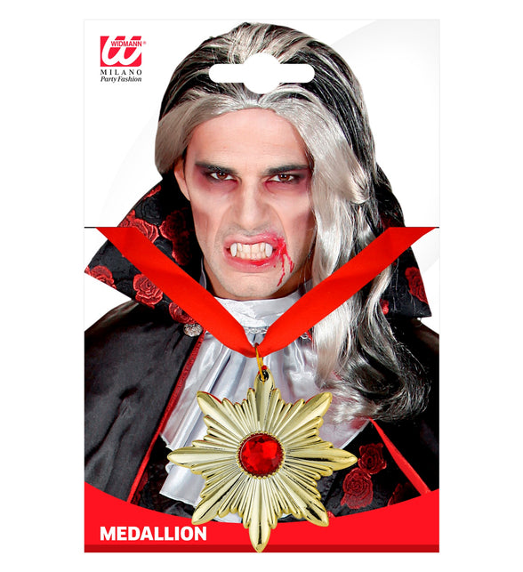 Ketting Dracula medaillon op verpakkingskaart, gedragen bij een vampierlook voor Halloween