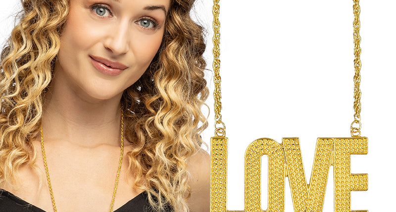 Ketting 'Love' goud met letterhanger gedragen door een dame over een zwart topje, voor een foute party
