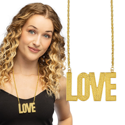 Ketting 'Love' goud met letterhanger gedragen door een dame over een zwart topje, voor een foute party