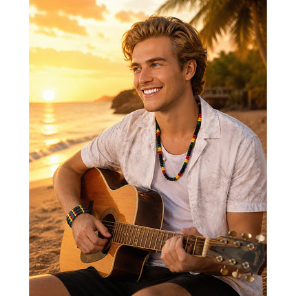 Ketting One love in reggaekleuren bij een man met gitaar op het strand, voor een beach party