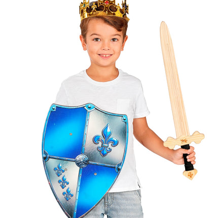 Kind met gouden kroon en houten ridderzwaard met lichte houtnerf