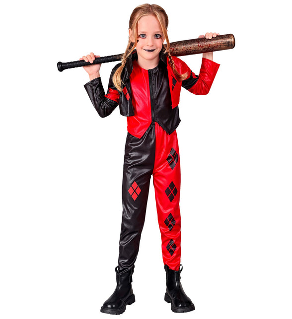 Kind in rood-zwart harlekijn kostuum met korte jas, vest met rits en ruiten op de broek