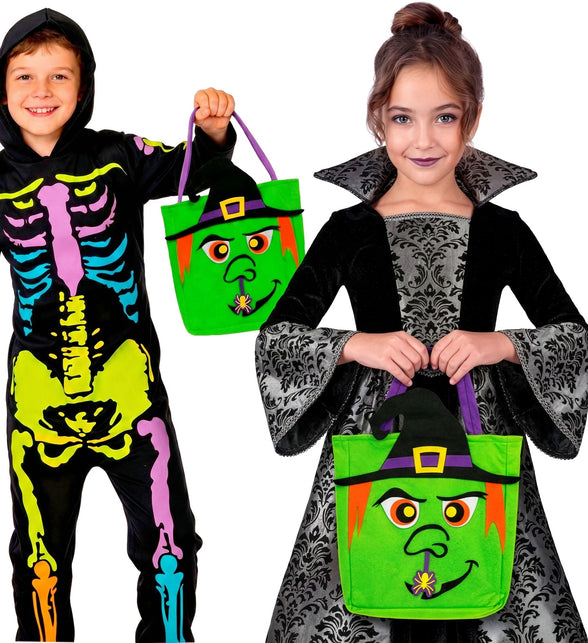 Kinderen met de trick-or-treat tas heksen bij hun Halloweenkostuum