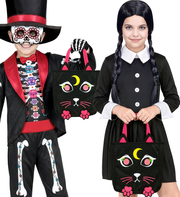 Kinderen met de zwarte kattensnoeptas bij hun Halloweenkostuum