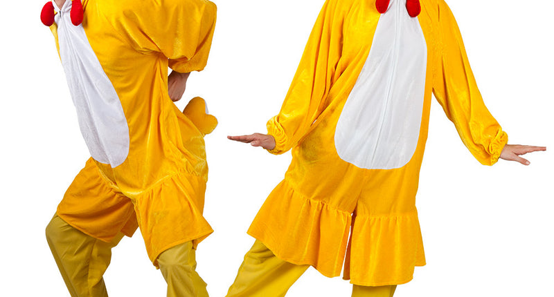 Kippenpak volwassenen in geel pluche met witte buik en capuchon met rode kam, gedragen door man en vrouw