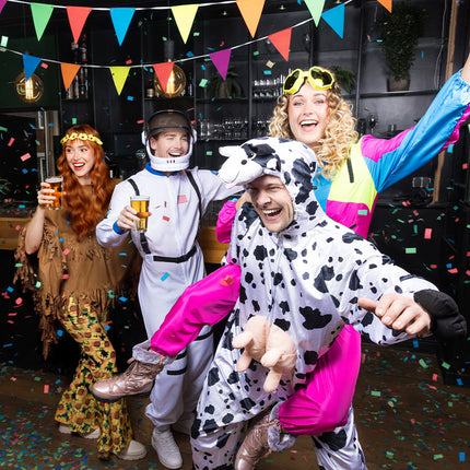 Koe onesie op een themafeest, gedragen met de capuchon met hoorntjes op
